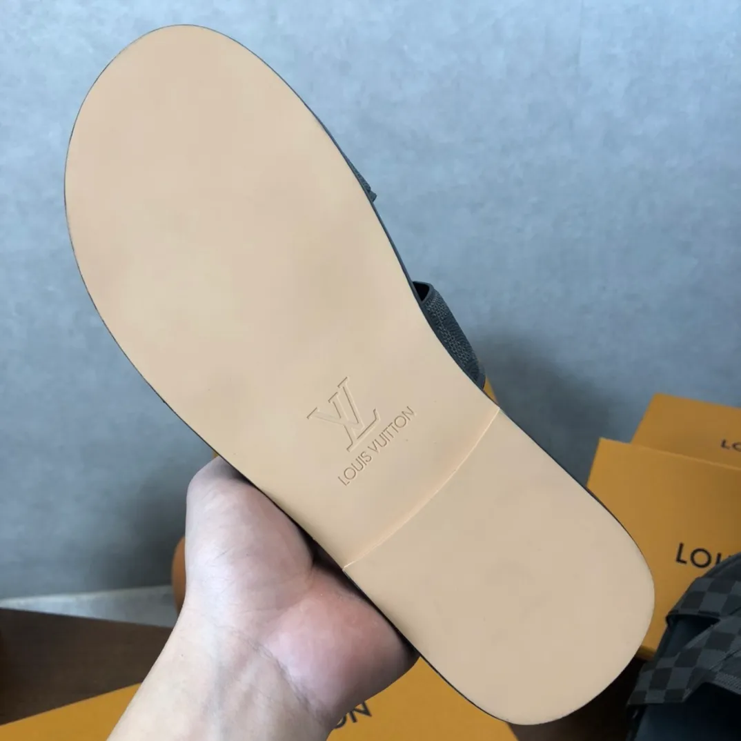 Factory price: 270💰LV counters are selling new brand luxury men's slippers, casual, loose and comfortable. The must-have model in the picture above [Happy][Happy], multiple colors available Size: 38-44, customized 45